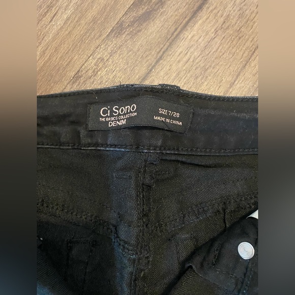 Black skinny jean with buttlifting effect 👖 - Picture 2 of 3